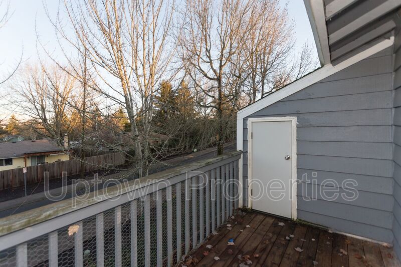2 Bed/1 Bath Top Floor + W/D + Wood Floors + Huge Balcony!! property image