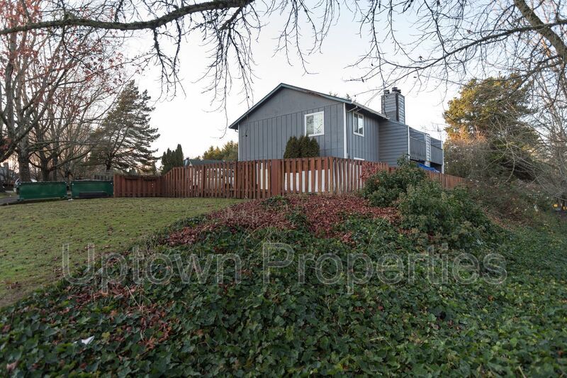 2 Bed/1 Bath Top Floor + W/D + Wood Floors + Huge Balcony!! property image