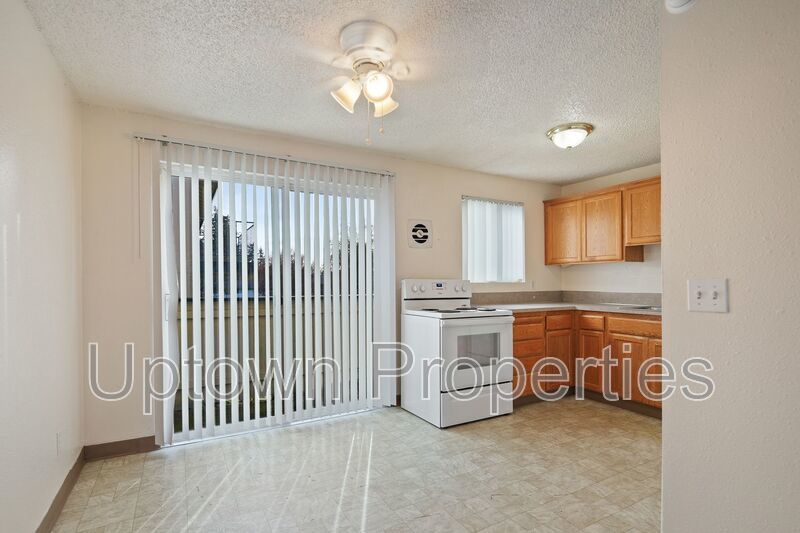 Charming 2BR/1BTH Townhouse unit in Cedar Mill + $500 Deposit** property image