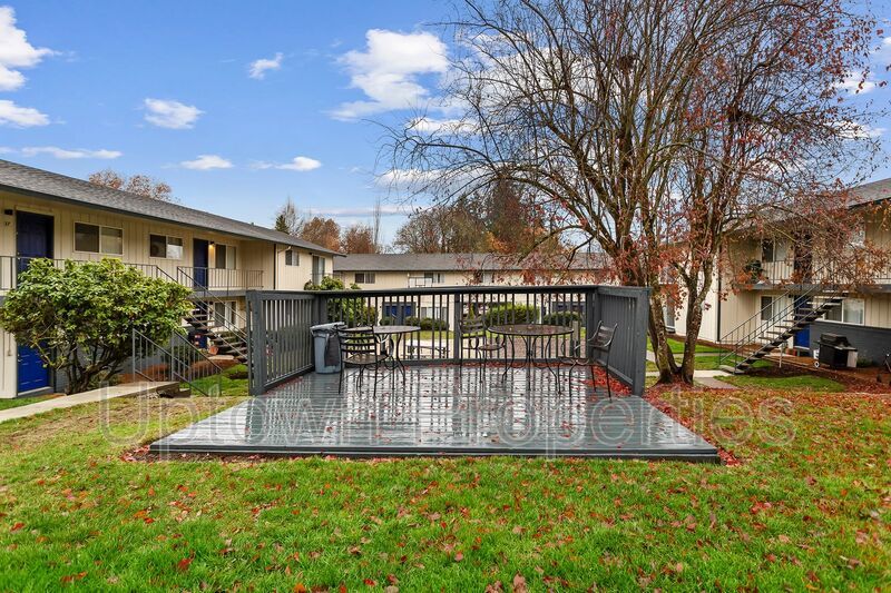 Charming 2BR/1BTH Townhouse unit in Cedar Mill + $500 Deposit** property image