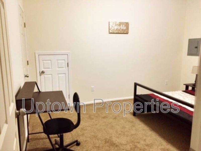 Large Studio Apartment in Central Hillsboro property image