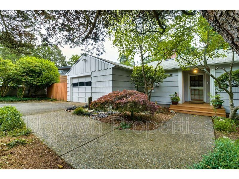 Beautiful Bungalow in SW Portland with Huge Deck and Massive Yard! property image
