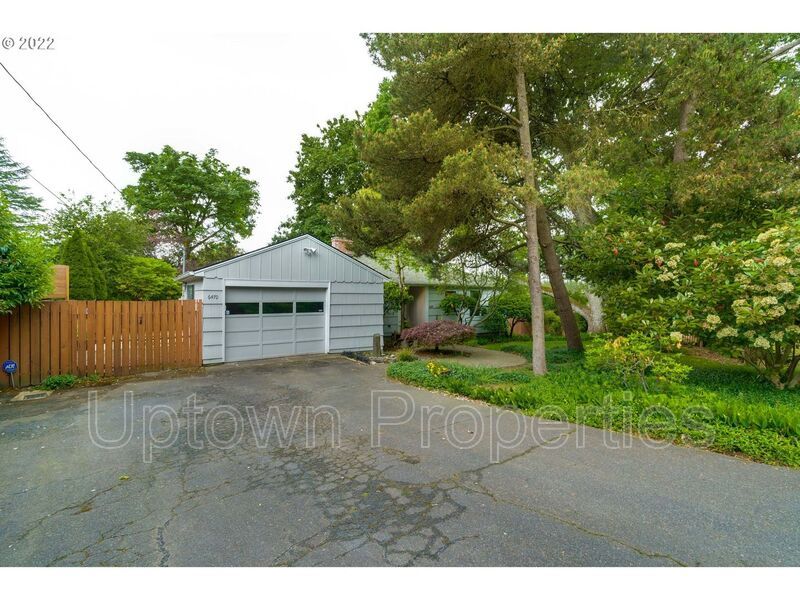 Beautiful Bungalow in SW Portland with Huge Deck and Massive Yard! property image
