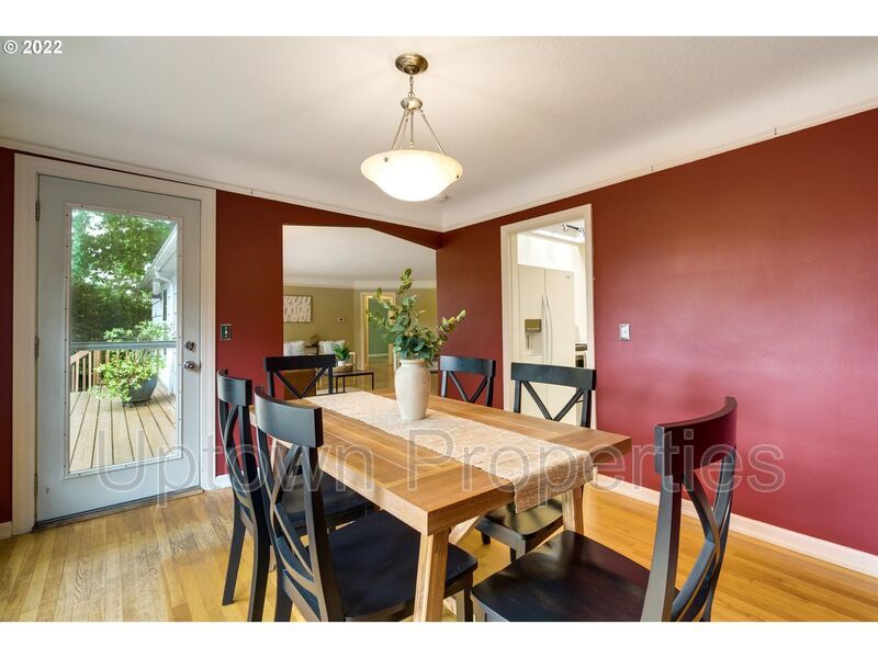 Beautiful Bungalow in SW Portland with Huge Deck and Massive Yard! property image