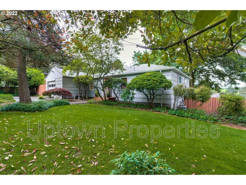 Beautiful Bungalow in SW Portland with Huge Deck and Massive Yard! property image