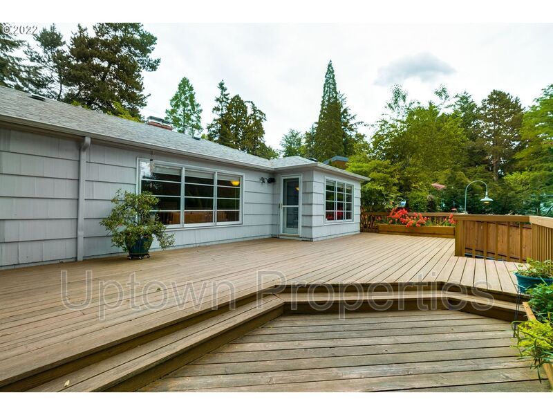Beautiful Bungalow in SW Portland with Huge Deck and Massive Yard! property image