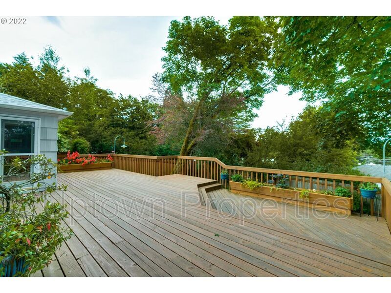 Beautiful Bungalow in SW Portland with Huge Deck and Massive Yard! property image