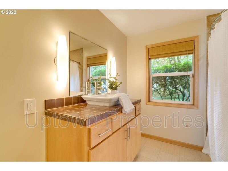 Beautiful Bungalow in SW Portland with Huge Deck and Massive Yard! property image