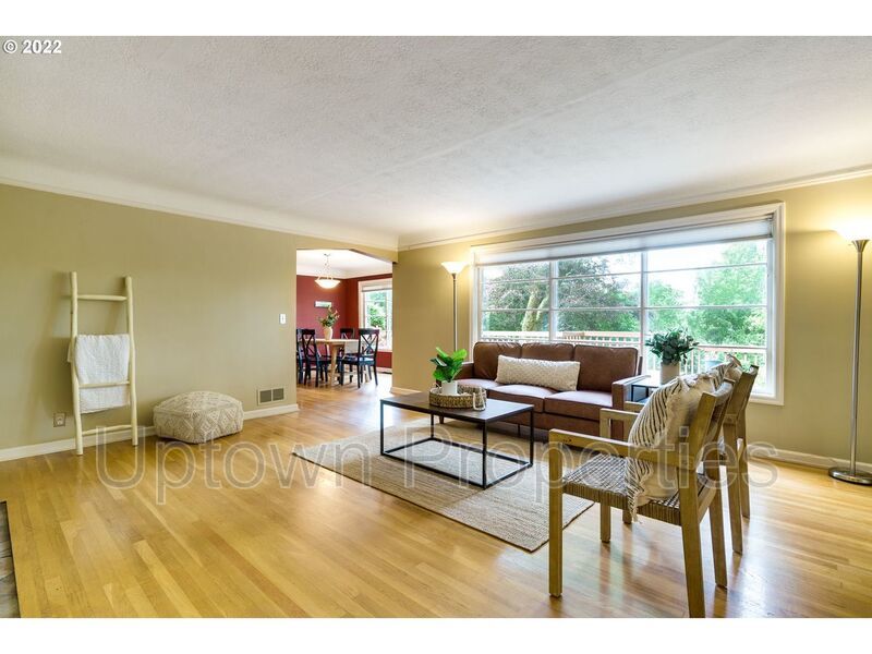 Beautiful Bungalow in SW Portland with Huge Deck and Massive Yard! property image
