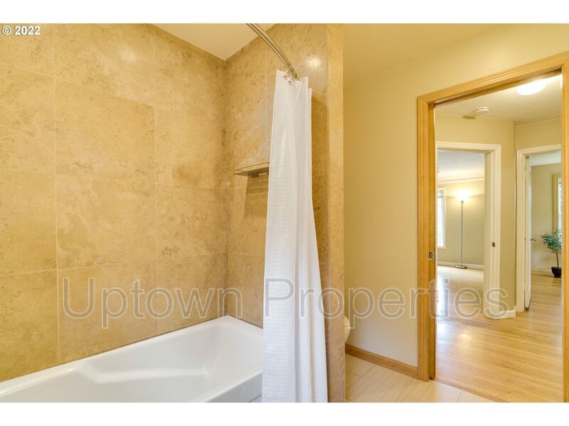 Beautiful Bungalow in SW Portland with Huge Deck and Massive Yard! property image
