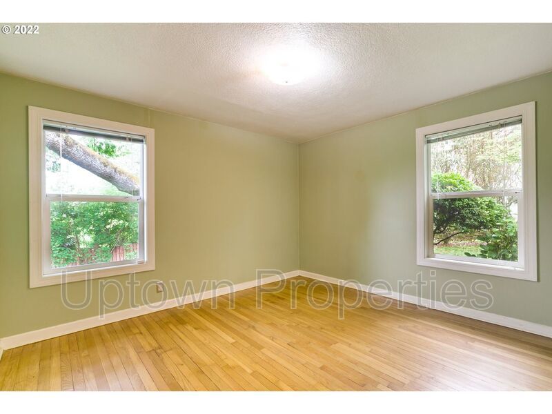 Beautiful Bungalow in SW Portland with Huge Deck and Massive Yard! property image