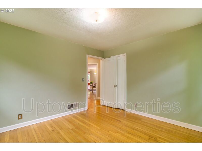 Beautiful Bungalow in SW Portland with Huge Deck and Massive Yard! property image