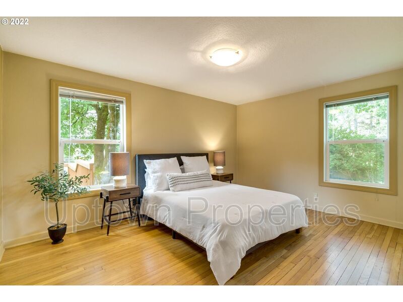 Beautiful Bungalow in SW Portland with Huge Deck and Massive Yard! property image
