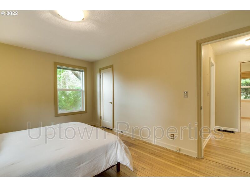 Beautiful Bungalow in SW Portland with Huge Deck and Massive Yard! property image