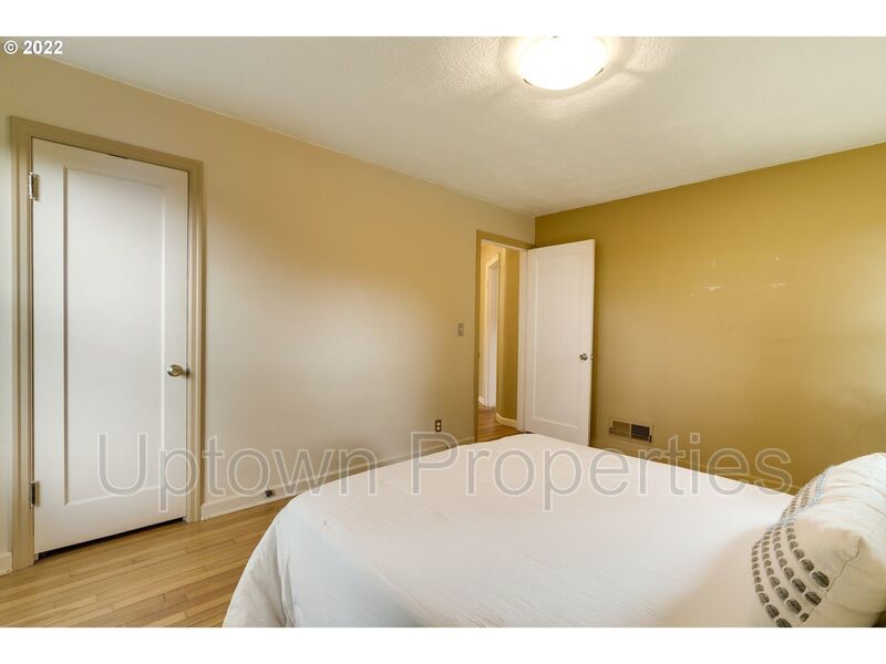 Beautiful Bungalow in SW Portland with Huge Deck and Massive Yard! property image