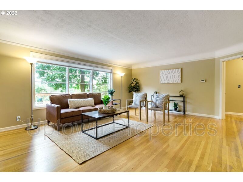 Beautiful Bungalow in SW Portland with Huge Deck and Massive Yard! property image