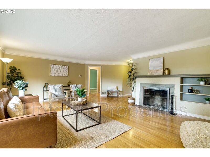 Beautiful Bungalow in SW Portland with Huge Deck and Massive Yard! property image