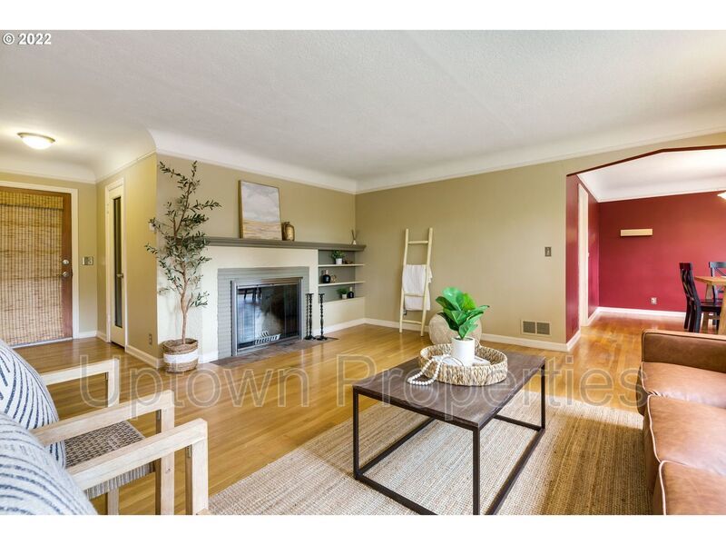 Beautiful Bungalow in SW Portland with Huge Deck and Massive Yard! property image