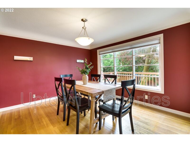 Beautiful Bungalow in SW Portland with Huge Deck and Massive Yard! property image