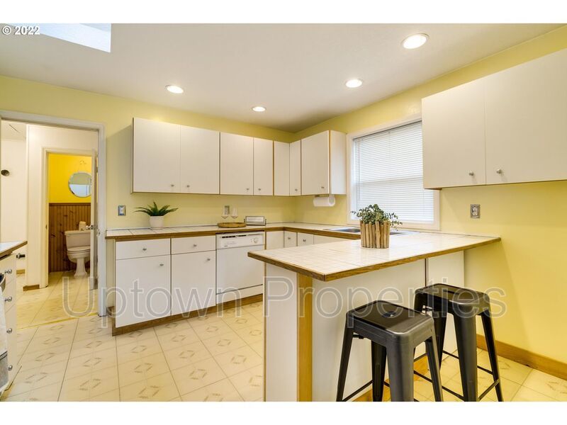 Beautiful Bungalow in SW Portland with Huge Deck and Massive Yard! property image