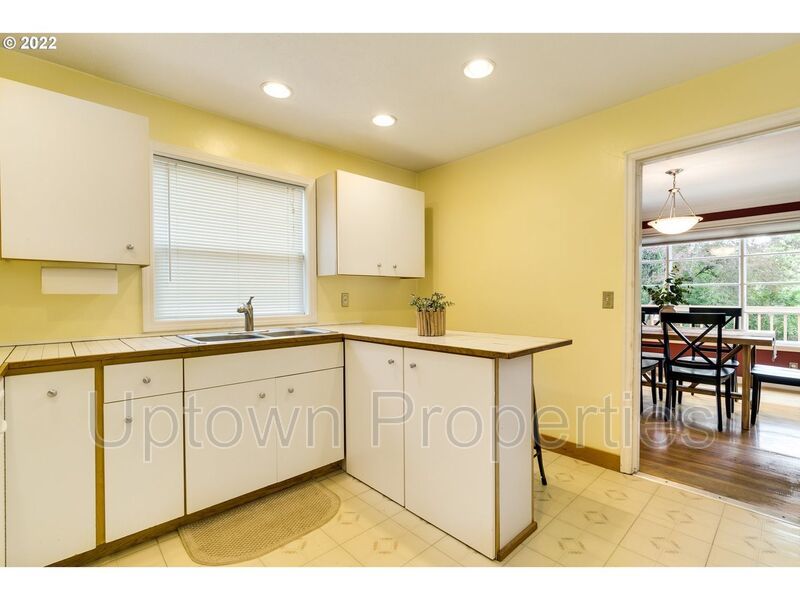 Beautiful Bungalow in SW Portland with Huge Deck and Massive Yard! property image