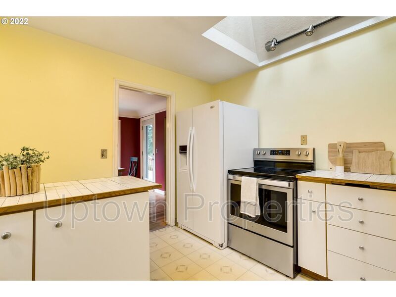 Beautiful Bungalow in SW Portland with Huge Deck and Massive Yard! property image
