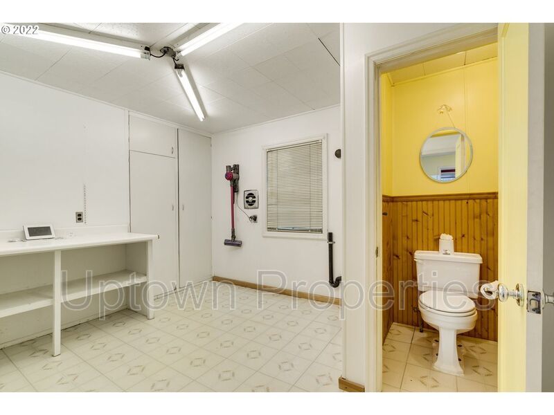 Beautiful Bungalow in SW Portland with Huge Deck and Massive Yard! property image