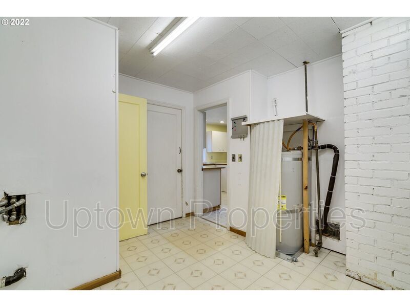 Beautiful Bungalow in SW Portland with Huge Deck and Massive Yard! property image