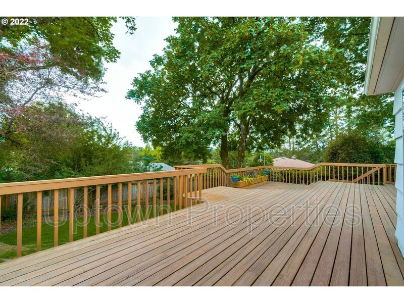 Beautiful Bungalow in SW Portland with Huge Deck and Massive Yard! property image