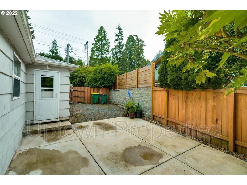 Beautiful Bungalow in SW Portland with Huge Deck and Massive Yard! property image