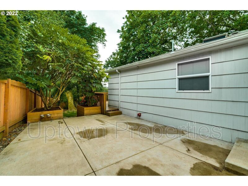 Beautiful Bungalow in SW Portland with Huge Deck and Massive Yard! property image