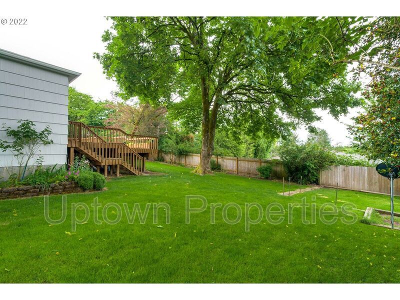 Beautiful Bungalow in SW Portland with Huge Deck and Massive Yard! property image