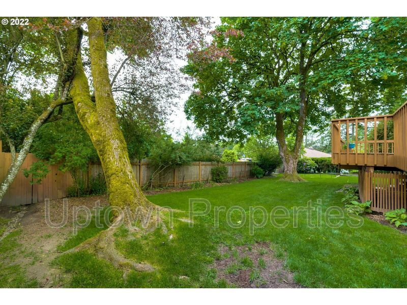 Beautiful Bungalow in SW Portland with Huge Deck and Massive Yard! property image