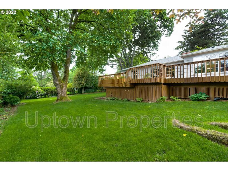 Beautiful Bungalow in SW Portland with Huge Deck and Massive Yard! property image