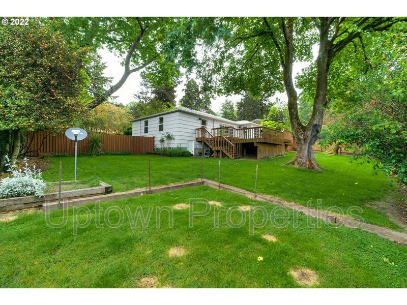 Beautiful Bungalow in SW Portland with Huge Deck and Massive Yard! property image