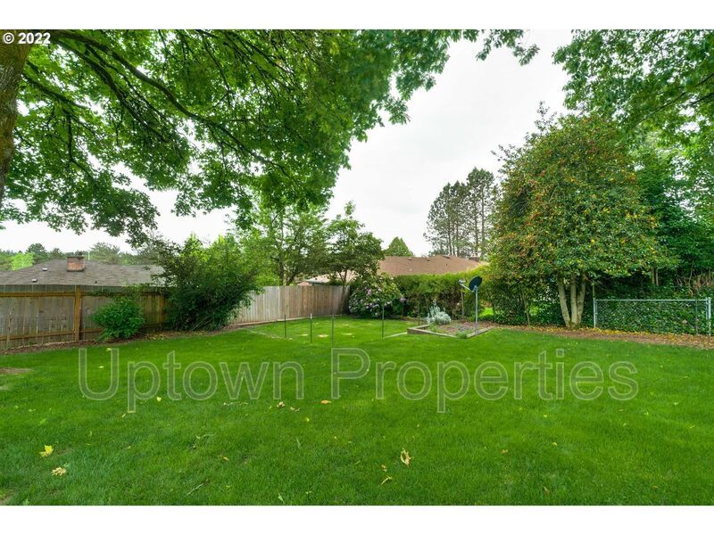 Beautiful Bungalow in SW Portland with Huge Deck and Massive Yard! property image