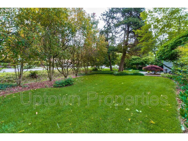 Beautiful Bungalow in SW Portland with Huge Deck and Massive Yard! property image