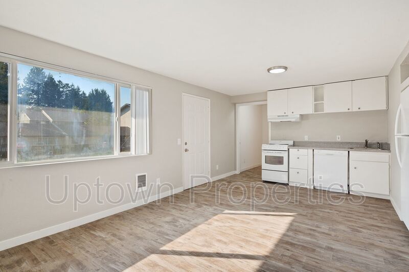 Updated 1 bed 1 bath + Parking Included + Laundry On Site + $500 Deposit** property image