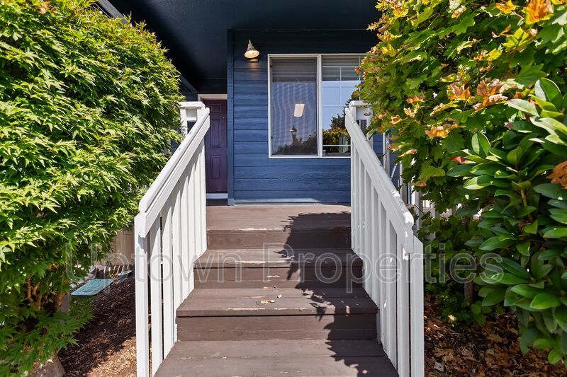 Charming 3BD/2.5BTH Duplex in Happy Valley property image
