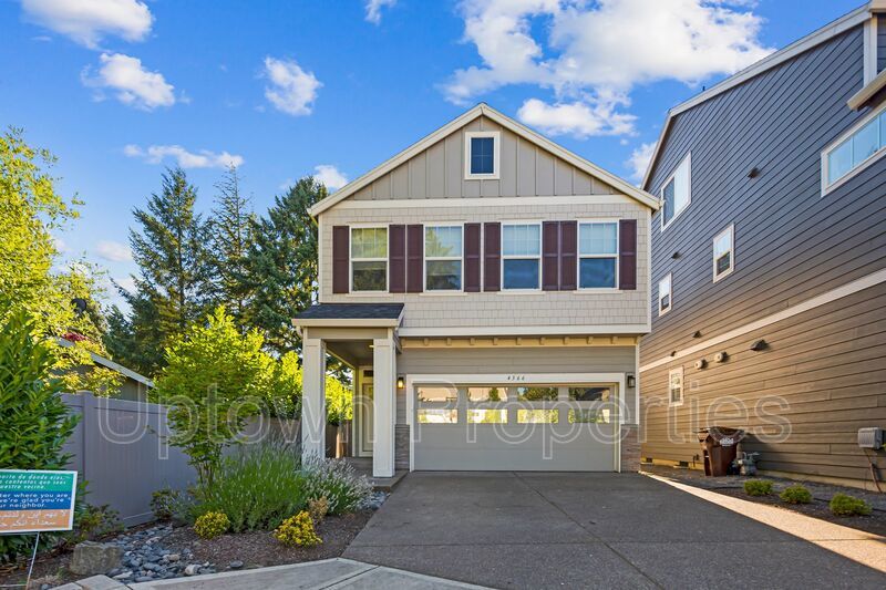 Stunning 3BD/2.5BATH 2 Car Garage Fenced Yard w/Gazebo Home in the Heart of Hillsboro! property image