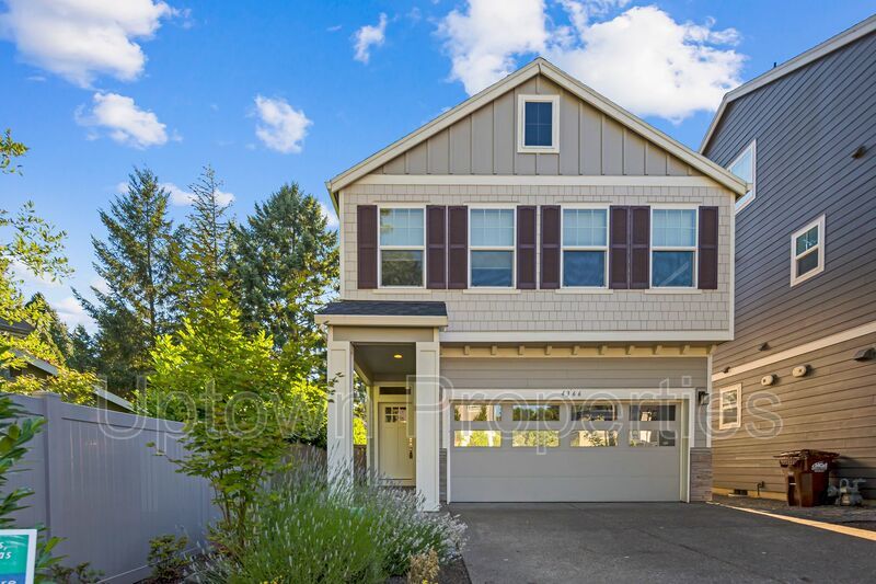 Stunning 3BD/2.5BATH 2 Car Garage Fenced Yard w/Gazebo Home in the Heart of Hillsboro! property image