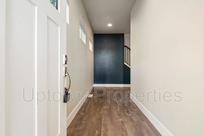 Stunning 3BD/2.5BATH 2 Car Garage Fenced Yard w/Gazebo Home in the Heart of Hillsboro! property image