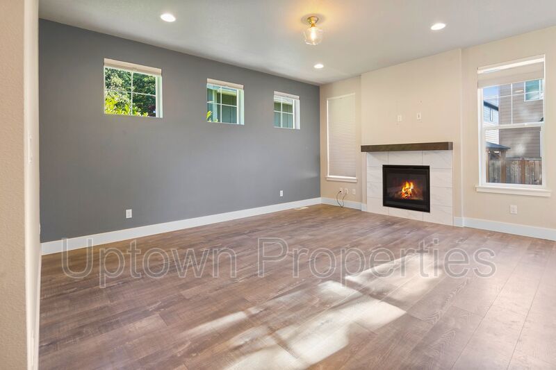 Stunning 3BD/2.5BATH 2 Car Garage Fenced Yard w/Gazebo Home in the Heart of Hillsboro! property image
