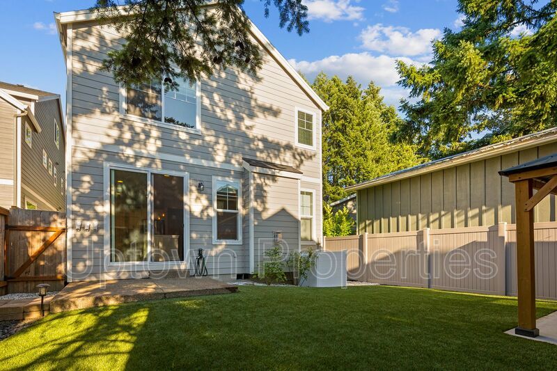 Stunning 3BD/2.5BATH 2 Car Garage Fenced Yard w/Gazebo Home in the Heart of Hillsboro! property image