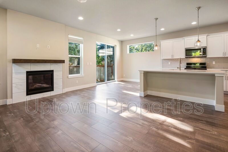 Stunning 3BD/2.5BATH 2 Car Garage Fenced Yard w/Gazebo Home in the Heart of Hillsboro! property image