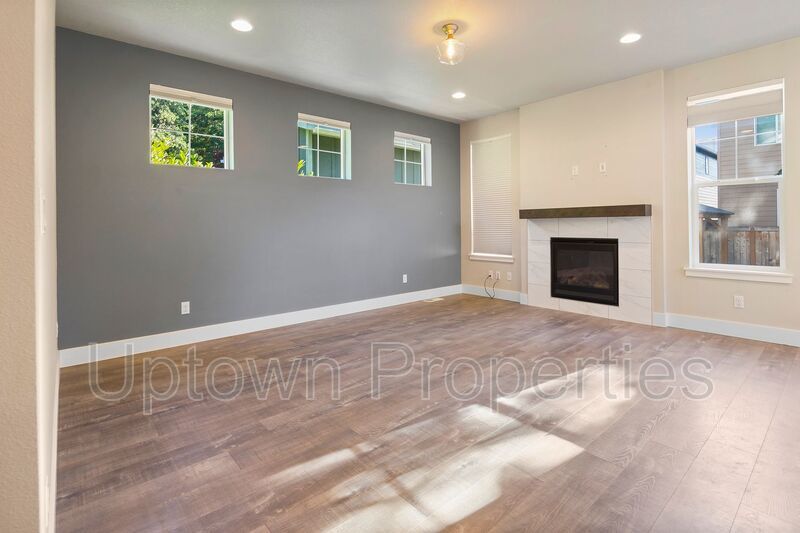 Stunning 3BD/2.5BATH 2 Car Garage Fenced Yard w/Gazebo Home in the Heart of Hillsboro! property image