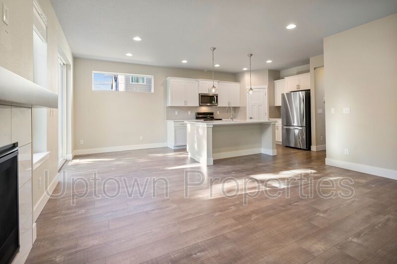 Stunning 3BD/2.5BATH 2 Car Garage Fenced Yard w/Gazebo Home in the Heart of Hillsboro! property image