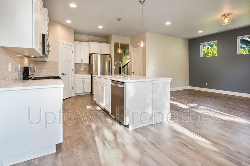 Stunning 3BD/2.5BATH 2 Car Garage Fenced Yard w/Gazebo Home in the Heart of Hillsboro! property image