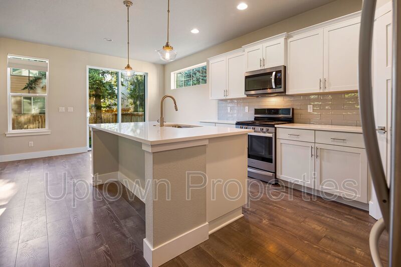 Stunning 3BD/2.5BATH 2 Car Garage Fenced Yard w/Gazebo Home in the Heart of Hillsboro! property image
