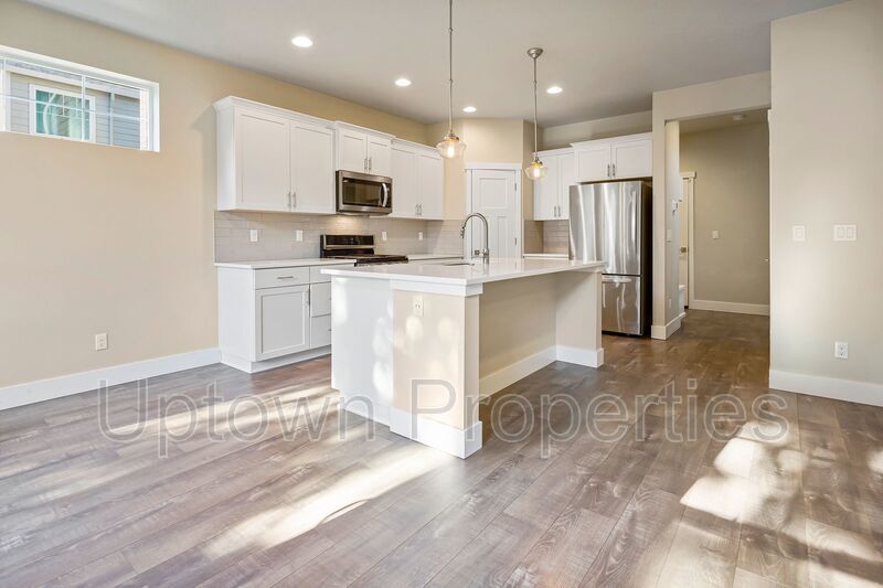 Stunning 3BD/2.5BATH 2 Car Garage Fenced Yard w/Gazebo Home in the Heart of Hillsboro! property image